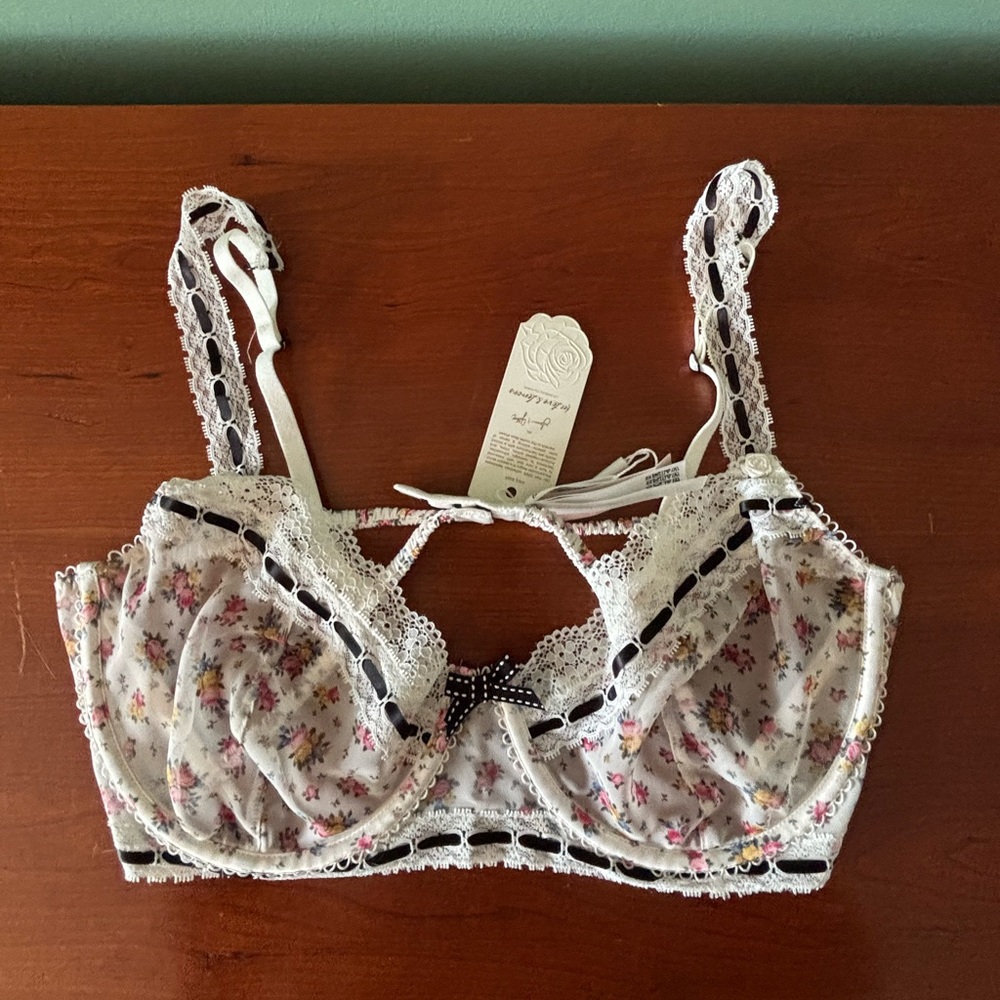 Victoria's Secret Floral Lace Bra. New with tags! Beautifully dainty! Size 38D